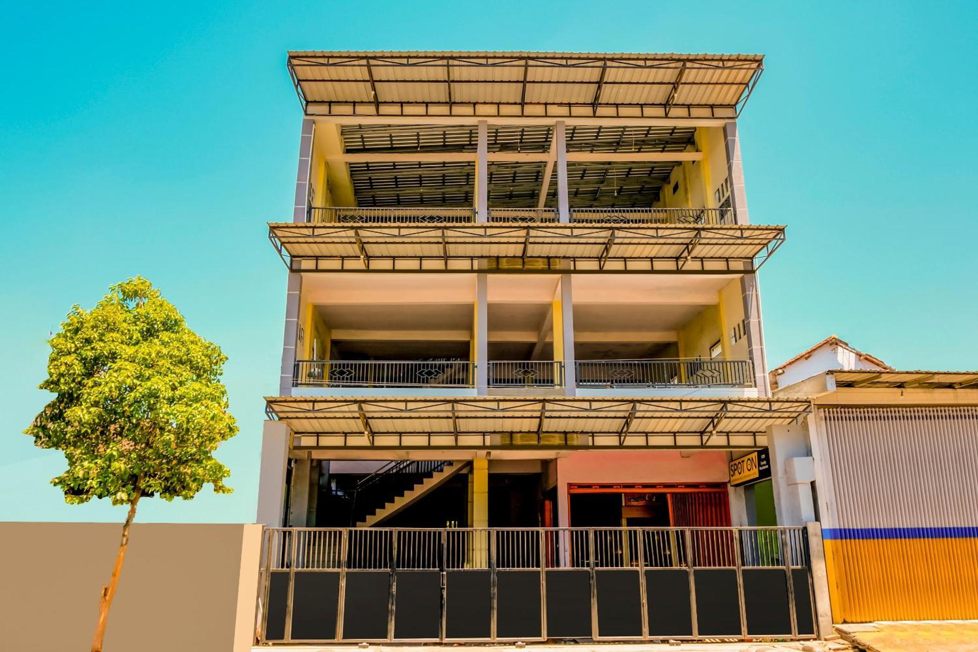 Super Oyo 1759 Family Residence Kediri  Luaran gambar